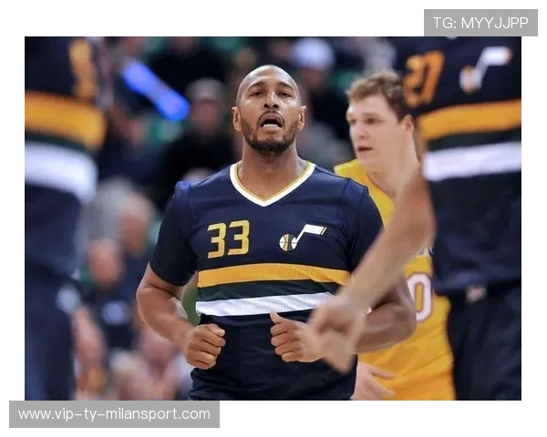 前锋倒钩+回旋球共同铸就绝美进球：足球场上的完美艺术