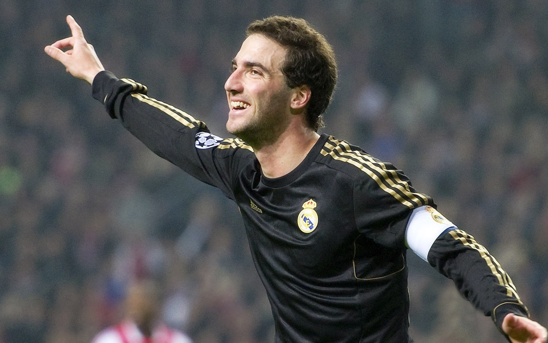 中国足球职业俱乐部推动球员科学饮食管理，足球运动员饮食自律